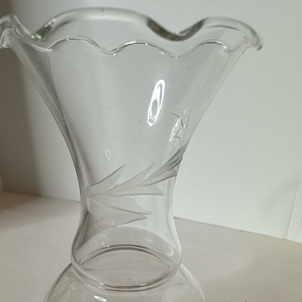 Vintage Princess House Heritage Etched Glass Vase with Copper bottom. (1-L) - Picture 2 of 6